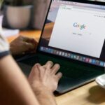 Chile aún no regula el derecho al olvido digital, mientras la memoria de internet persiste sobre los errores del pasado. ¿Es hora de legislar por la dignidad digital?