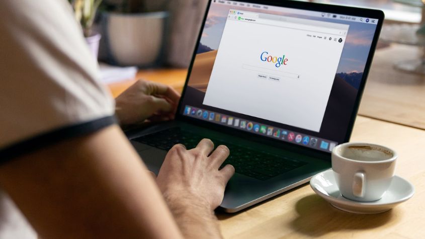 Chile aún no regula el derecho al olvido digital, mientras la memoria de internet persiste sobre los errores del pasado. ¿Es hora de legislar por la dignidad digital?