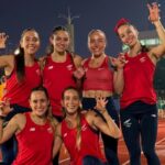Una notable actuación protagonizó este sábado el equipo femenino del Team Chile en el Mundial de Relevos de Guangzhou, China. La posta 4x100 —integrada por María Ignacia Montt, Isidora Jiménez, Anaís Hernández y Antonia Ramírez— estableció un nuevo récord nacional con un crono de 43.64 segundos, mejorando la marca alcanzada en los Juegos Panamericanos de Santiago 2023 (44.19 segundos).