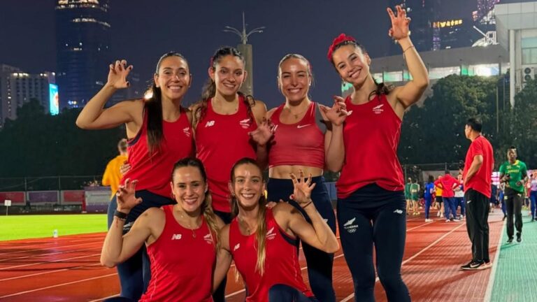 Una notable actuación protagonizó este sábado el equipo femenino del Team Chile en el Mundial de Relevos de Guangzhou, China. La posta 4x100 —integrada por María Ignacia Montt, Isidora Jiménez, Anaís Hernández y Antonia Ramírez— estableció un nuevo récord nacional con un crono de 43.64 segundos, mejorando la marca alcanzada en los Juegos Panamericanos de Santiago 2023 (44.19 segundos).