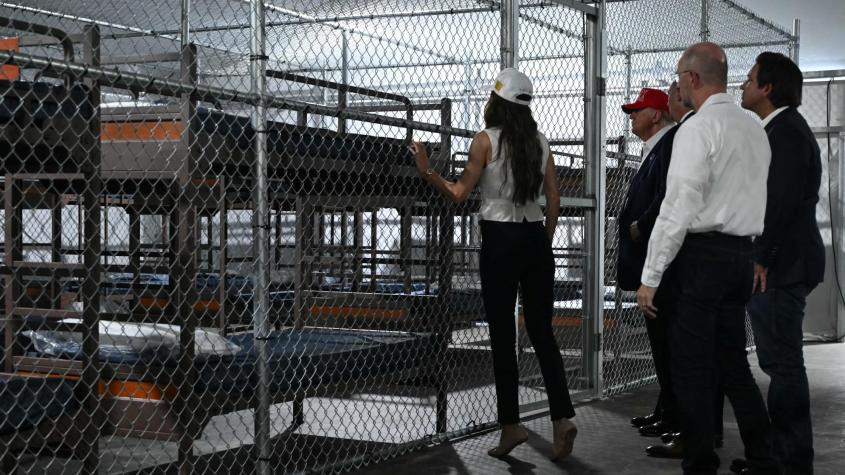Donald Trump visita un controvertido centro de detención migratoria en los Everglades, conocido como "Alcatraz de los caimanes", desatando críticas por su dureza e impacto ambiental. La instalación albergará hasta 5.000 migrantes ilegales en un entorno rodeado de caimanes y pantanos.